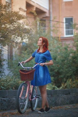 девушка рыжая велосипед улочка сарафан