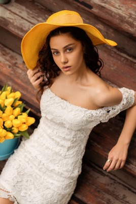 девушка шляпа тюльпаны на ступеньках платье