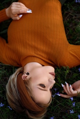девушка трава кофта лежит