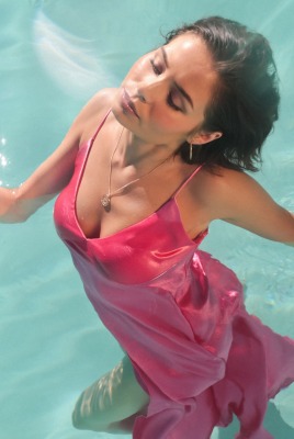 девушка платье бассейн розовое