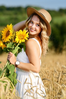 девушка шляпа поле колосья рожь подсолнухи улыбка