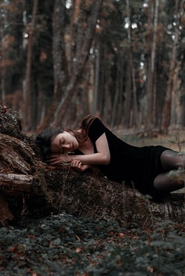 девушка лес лежит корни дерево