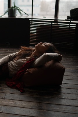 девушка на полу лежит веранда