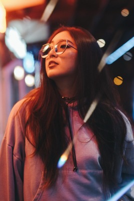 девушка азиатка очки улица вечер
