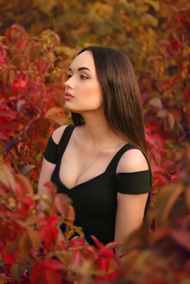 девушка в платье осень листья