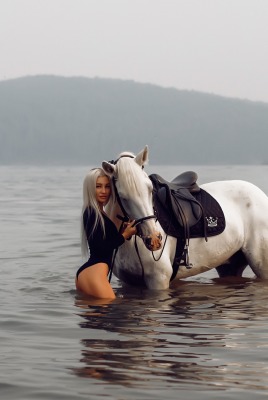 девушка лошадь озеро