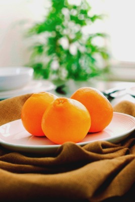 Апельсины на тарелке