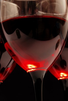 Светящееся вино в бокале