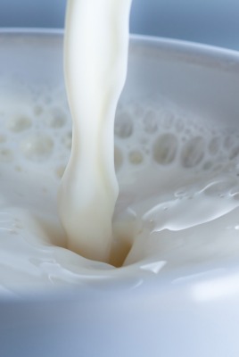Молоко в белой кружке