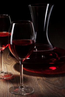 красное вино бокалы графин