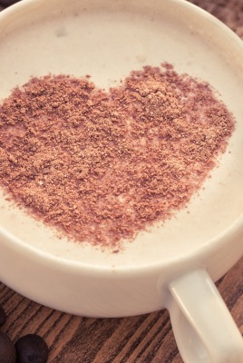 Сердце кофе зерна чашка
