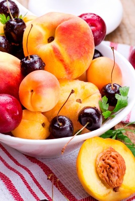 Фрукты персики абрикосы сливы в тарелке