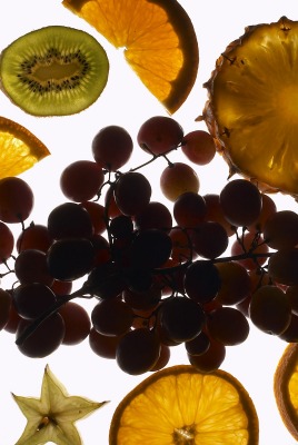 фрукты на стекле виноград аппельсин