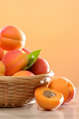 абрикосы плетеная корзинка стол