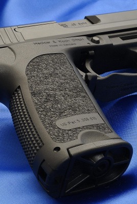 Заряженный пистолет на синем фоне