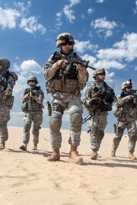 солдаты пустыня военные песок