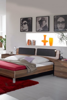 Спальня светлая с красной кроватью