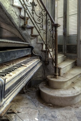 Старая лестница с пианино