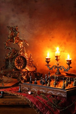 комната часы картина подсвечник свечи шахматы