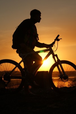 С велосипедом на закате