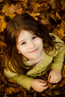 Детская радость на сухих листьях