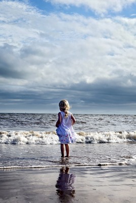 девочка на морском пляже
