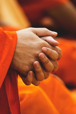 руки монах оранжевый