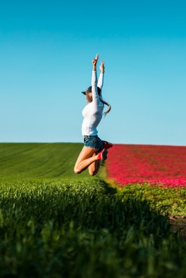 поле девушка прыжок ясный день радость