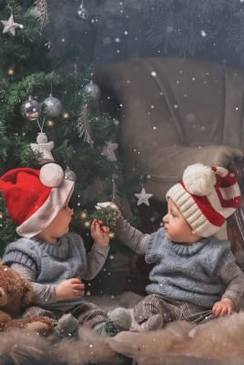 новый год дети под елкой малыши