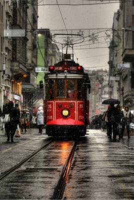 город трамвай пешеходы дождь улица