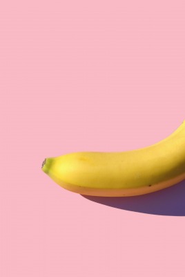 банан минимализм розовый фон