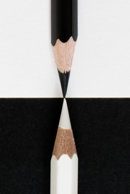 черное белое карандаши