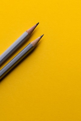 карандаши желтый фон минимализм