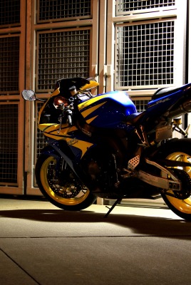 Сине-желтый мотоцикл