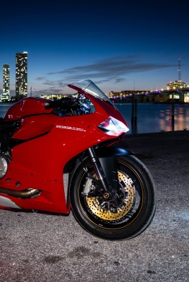 Мотоцикл красный на берегу