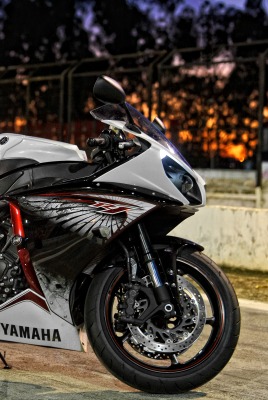 белый мотоцикл Yamaha YZF-R1