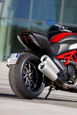 мотоцикл красно-черный