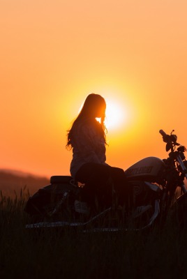 девушка мотоцикл закат поле