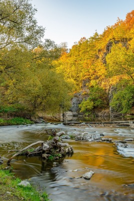 река камни деревья осень