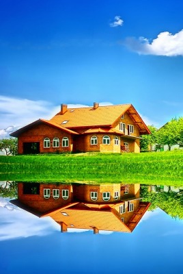 Яркие красики домика у озера