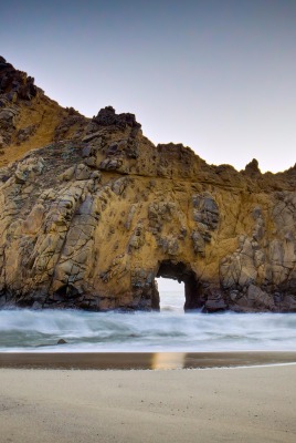 Скала с аркой в море