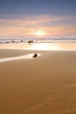 Мокрый песок на пляже