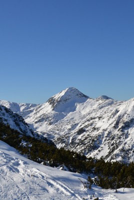 Заснеженная вершина горы