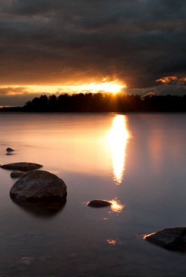 Закат озеро камни