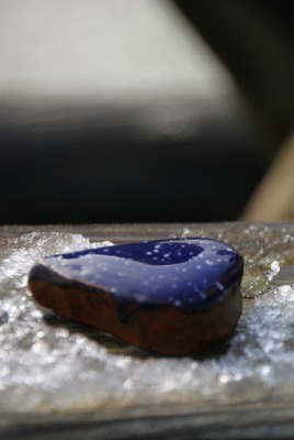 Синие камни с каплями воды