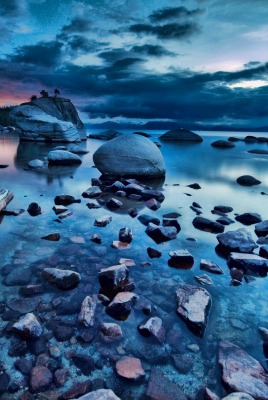 Камни, сумерки, озеро