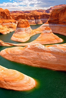Еленая река в оранжевом каньоне