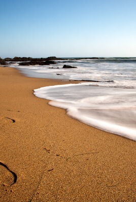 Следы на песке по берегу