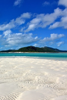 Пляж с белым песком