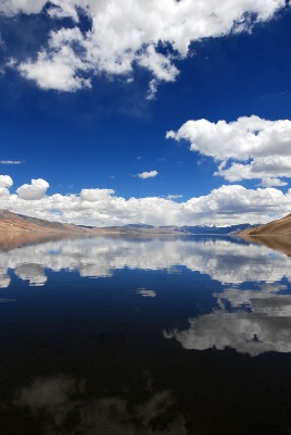 Озеро в пустынных горах
